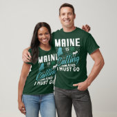 メイン州が呼んでいる、行かなきゃ!面白いバケーションギフト Tシャツ (ユニセックス)