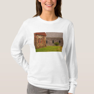 メイン州の古い石造りの建物と木造の納屋 Tシャツ