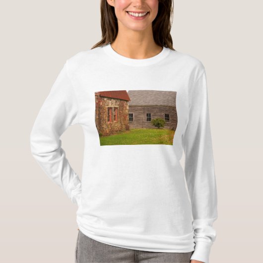 メイン州の古い石造りの建物と木造の納屋 Tシャツ (正面)