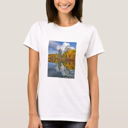 メイン州の秋の池の反射 Tシャツ (正面)