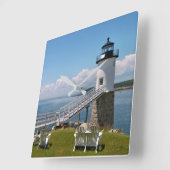 メイン州アイルオハウのロビンソンポイントライトハウス スクエア壁時計 (傾斜)