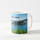 メイン州ストニントンのウォーターフロント コーヒーマグカップ (正面右)