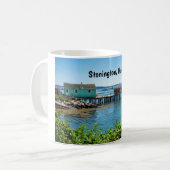 メイン州ストニントンのウォーターフロント コーヒーマグカップ (正面左)