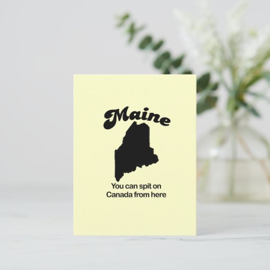 メイン州モットー – ここからカナダに唾を吐くことができる ポストカード (スタンド正面)