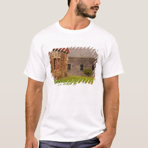 メイン州、古い石造りの建物と木造の納屋 Tシャツ