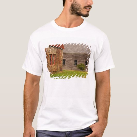 メイン州、古い石造りの建物と木造の納屋 Tシャツ (正面)