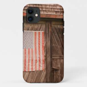 メイン州、古い納屋のドアにひび割れたアメリカ国旗 iPhone 11 ケース