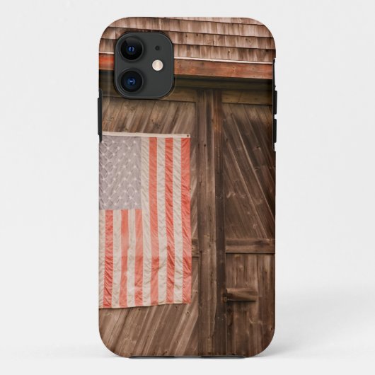 メイン州、古い納屋のドアにひび割れたアメリカ国旗 Case-Mate iPhoneケース (裏面)