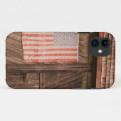 メイン州、古い納屋のドアにひび割れたアメリカ国旗 Case-Mate iPhoneケース (裏面(横))