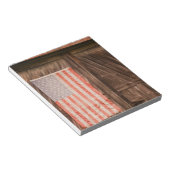 メイン州、旧納屋のドアの色あせたアメリカ国旗 ノートパッド (アングル)