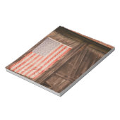 メイン州、旧納屋のドアの色あせたアメリカ国旗 ノートパッド (回転)