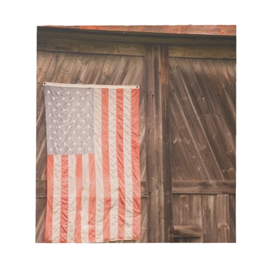 メイン州、旧納屋のドアの色あせたアメリカ国旗 ノートパッド (正面)