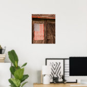 メイン州、旧納屋のドアの色あせたアメリカ国旗 ポスター (ホームオフィス)