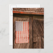 メイン州、旧納屋のドアの色あせたアメリカ国旗 ポストカード (正面/裏面)