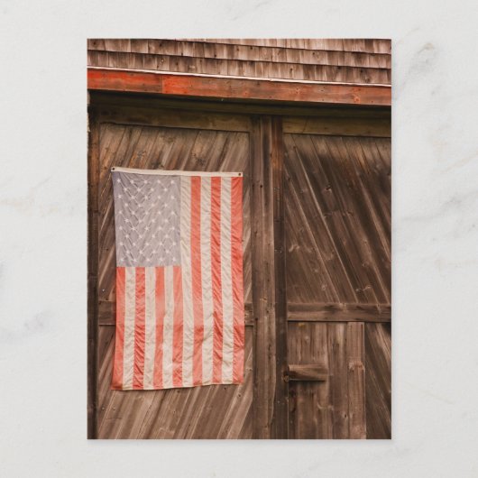 メイン州、旧納屋のドアの色あせたアメリカ国旗 ポストカード (正面)