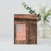 メイン州、旧納屋のドアの色あせたアメリカ国旗 ポストカード (スタンド正面)