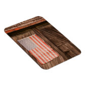 メイン州、旧納屋のドアの色あせたアメリカ国旗 マグネット (右側)