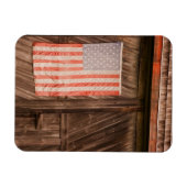 メイン州、旧納屋のドアの色あせたアメリカ国旗 マグネット (横)