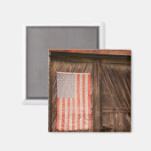 メイン州、旧納屋のドアの色あせたアメリカ国旗 マグネット (正面/裏面)
