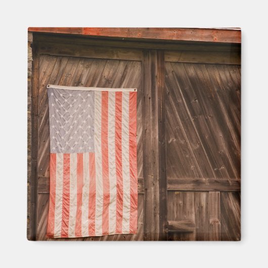 メイン州、旧納屋のドアの色あせたアメリカ国旗 マグネット (正面)
