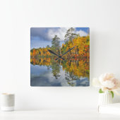 メイン州，秋の池の反射 スクエア壁時計 (ホーム)