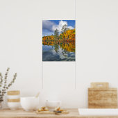 メイン州，秋の池の反射 ポスター (キッチン)