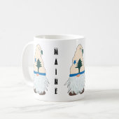 メイン格言とメイン州旗ハット – ウェルカムホーム コーヒーマグカップ (正面左)