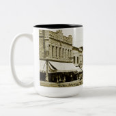 メイン通りボスコベルウィスコンシン1910年の写真 ツートーンマグカップ (左)