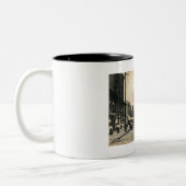 メイン・ストリート、Ashtabulaのオハイオ州の1909年のヴィンテージ ツートーンマグカップ (左)