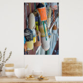 メイン、バーハーバー。カラフルロブスタートラップブイ ポスター (キッチン)