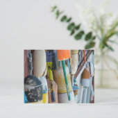 メイン、バーハーバー。カラフルロブスタートラップブイ ポストカード (スタンド正面)