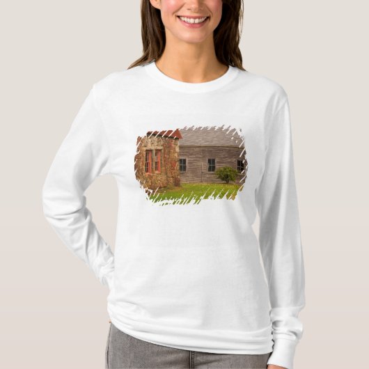 メイン、古い石造りの建物および木の納屋 Tシャツ (正面)