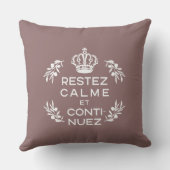 メイヴホワイトエンブレムフランスのKeep Calm and Carry On クッション (裏面)