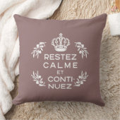 メイヴホワイトエンブレムフランスのKeep Calm and Carry On クッション (ブランケット)