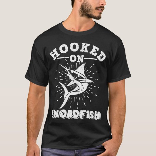 メカジキにハマるスポーツフィッシングの深海釣り Tシャツ (正面)