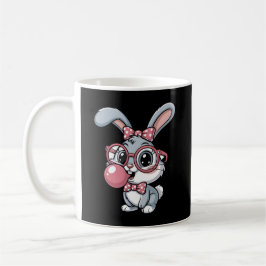 メガネをかけたかわいいウサギが風船ガムを膨らませている コーヒーマグカップ