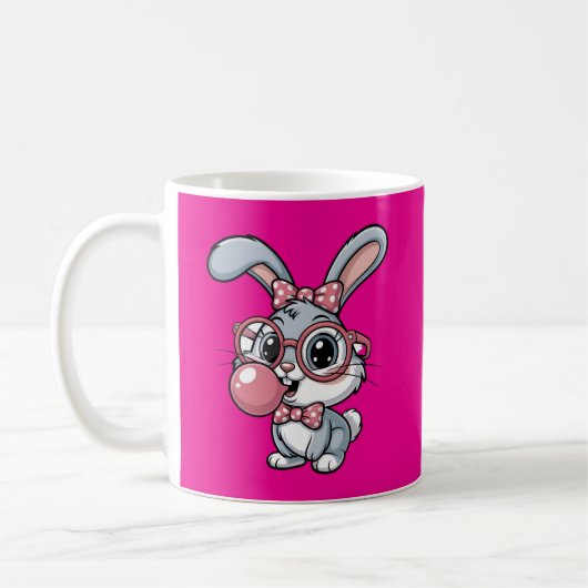 メガネをかけたかわいいウサギが風船ガムを膨らませている コーヒーマグカップ (左)