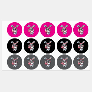 メガネをかけたかわいいウサギが風船ガムを膨らませている ラベル