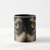 メガネフクロウの魅惑の黄金の目 マグカップ (中央)