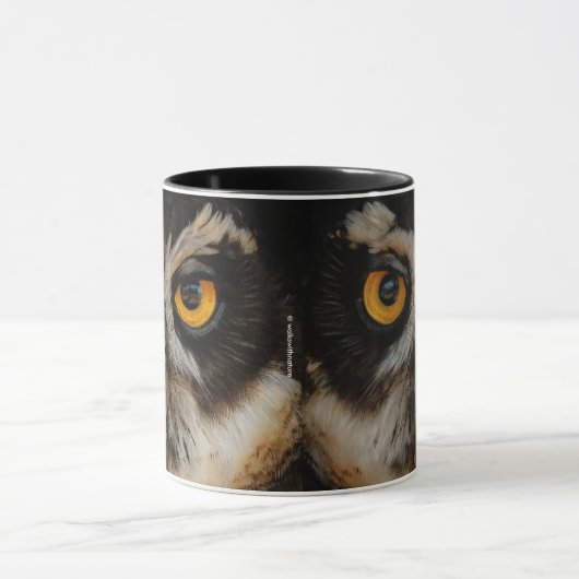 メガネフクロウの魅惑の黄金の目 マグカップ (中央)