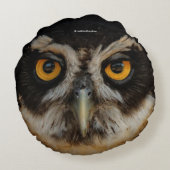 メガネフクロウの魅惑の黄金の目 ラウンドクッション (裏面)