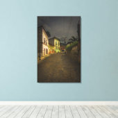 メキシコのコブレストーンロード&イエロー建物 キャンバスプリント (インサイチュ (ウッドフロア))