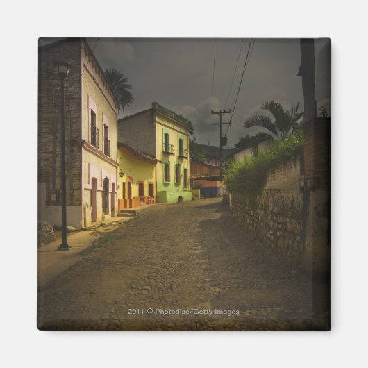 メキシコのコブレストーンロード&イエロー建物 マグネット (正面)