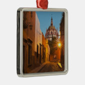 メキシコのサン・ミゲル・デ・アレンデ。クレジット：ナンシー メタルオーナメント (右)