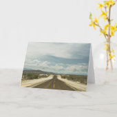 メキシコのバハの風景を通る長い直線の道 カード (黄色い花)