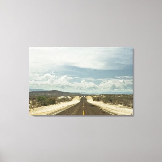 メキシコのバハの風景を通る長い直線の道 キャンバスプリント (正面)