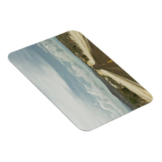 メキシコのバハの風景を通る長い直線の道 マグネット (右側)