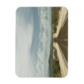 メキシコのバハの風景を通る長い直線の道 マグネット (縦)