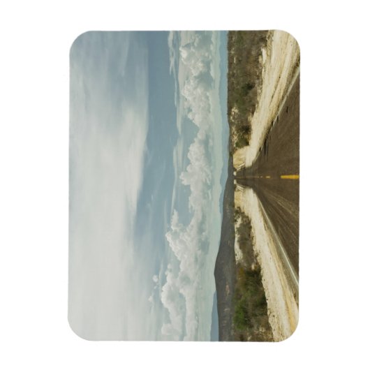 メキシコのバハの風景を通る長い直線の道 マグネット (縦)