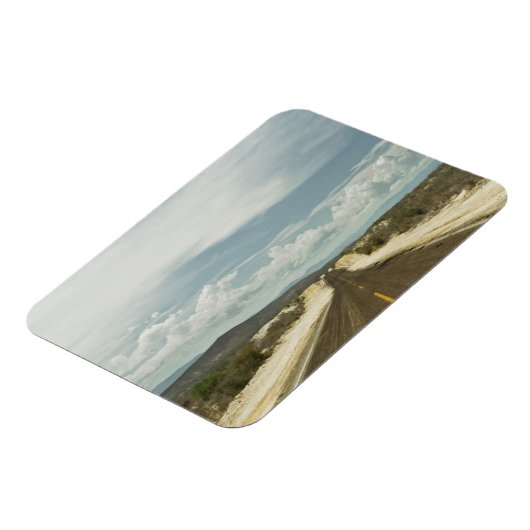 メキシコのバハの風景を通る長い直線の道 マグネット (左側)